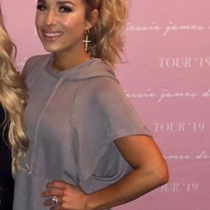 Kittenish Jessie James decker top